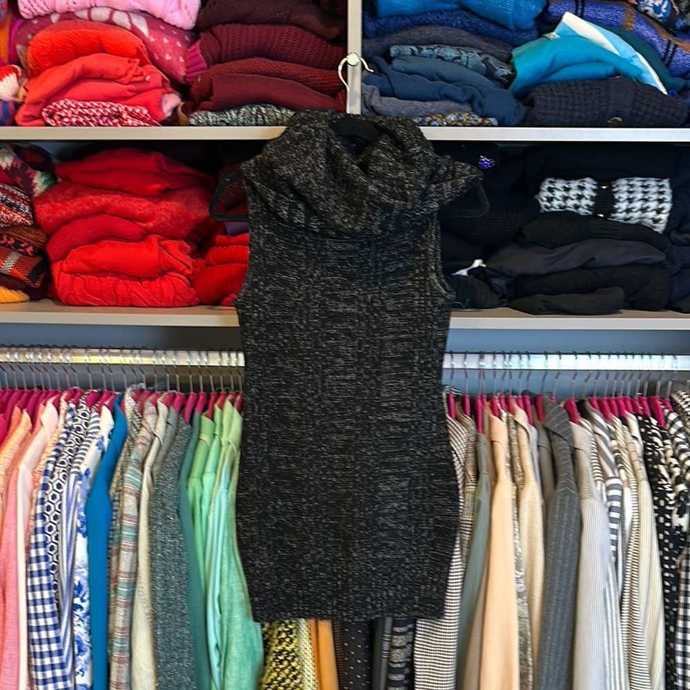 J.J. Basics black/white woven print sleeveless turtleneck sweater tunic size S